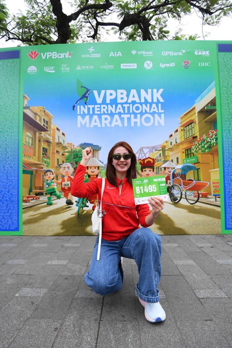 VPBank Hanoi International Marathon 2025 hút dàn trai xinh gái đẹp rần rần đổ về Bờ Hồ- Ảnh 5.