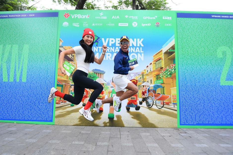 VPBank Hanoi International Marathon 2025 hút dàn trai xinh gái đẹp rần rần đổ về Bờ Hồ- Ảnh 6.