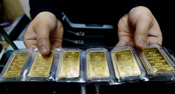 Giá vàng tăng cao, chênh lệch mua vào - bán ra nới rộng- Ảnh 1. Giá vàng tăng cao, chênh lệch mua vào - bán ra nới rộng- Ảnh 1.