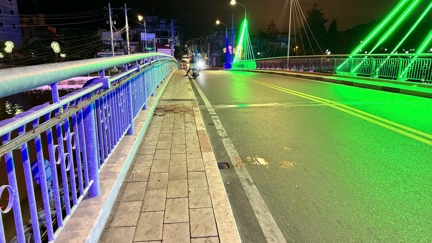 Hai anh em bán bánh dạo bị kẻ lạ mặt chặn đường, truy sát- Ảnh 1. Hai anh em bán bánh dạo bị kẻ lạ mặt chặn đường, truy sát- Ảnh 1.