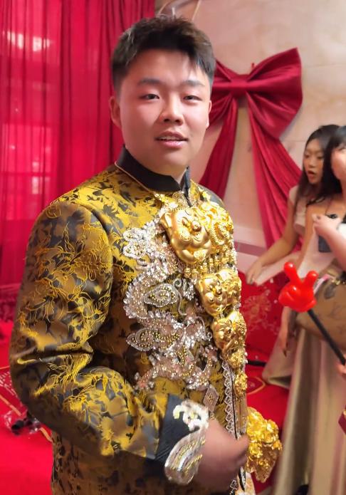 Thân thế mẹ chồng trẻ mặc gợi cảm, tặng con trai G63, vàng đeo trĩu cổ trong đám cưới- Ảnh 7.