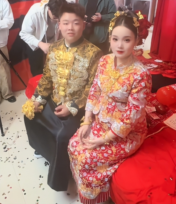 Thân thế mẹ chồng trẻ mặc gợi cảm, tặng con trai G63, vàng đeo trĩu cổ trong đám cưới- Ảnh 6.