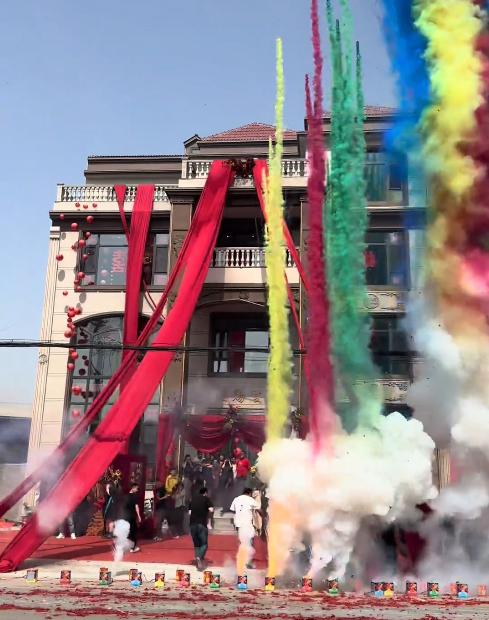 Thân thế mẹ chồng trẻ mặc gợi cảm, tặng con trai G63, vàng đeo trĩu cổ trong đám cưới- Ảnh 4.