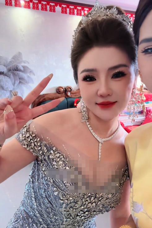 Thân thế mẹ chồng trẻ mặc gợi cảm, tặng con trai G63, vàng đeo trĩu cổ trong đám cưới- Ảnh 5.