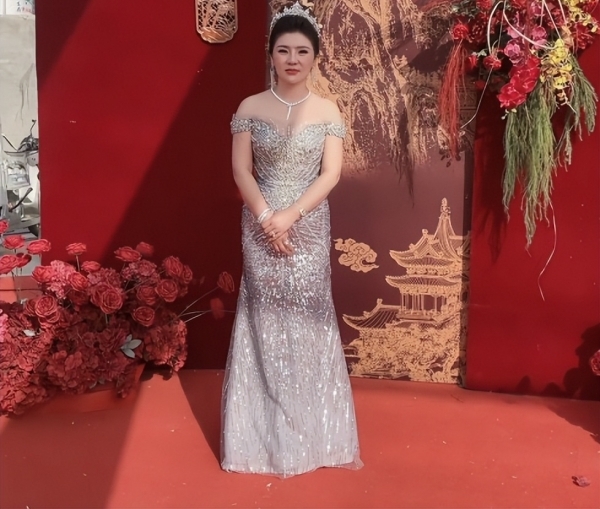 Thân thế mẹ chồng trẻ mặc gợi cảm, tặng con trai G63, vàng đeo trĩu cổ trong đám cưới- Ảnh 2.