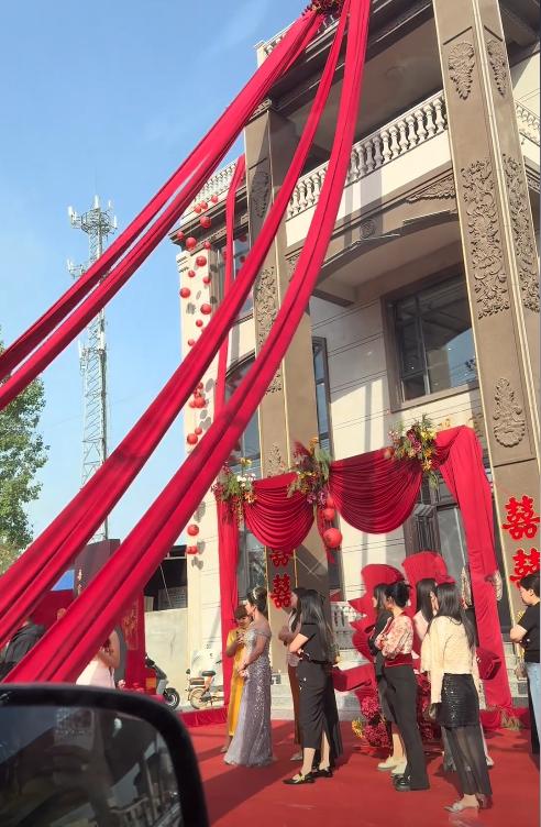 Thân thế mẹ chồng trẻ mặc gợi cảm, tặng con trai G63, vàng đeo trĩu cổ trong đám cưới- Ảnh 3.