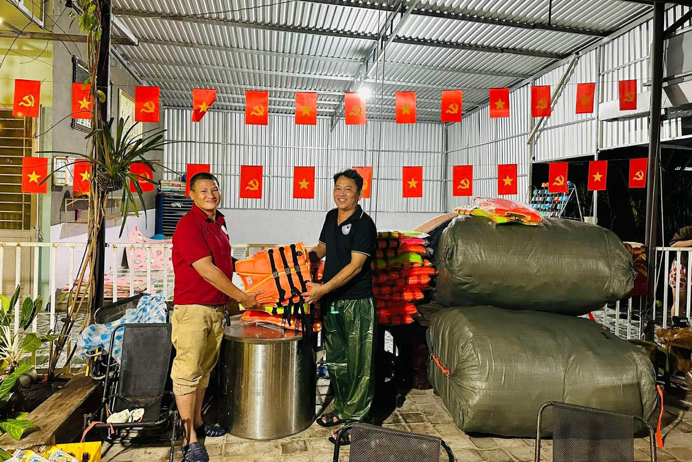 Đà Nẵng mưa to, hàng trăm hộ dân sơ tán, ca nô được 'ship khẩn' đi cứu ngập- Ảnh 6. Đà Nẵng mưa to, hàng trăm hộ dân sơ tán, ca nô được 'ship khẩn' đi cứu ngập- Ảnh 6.