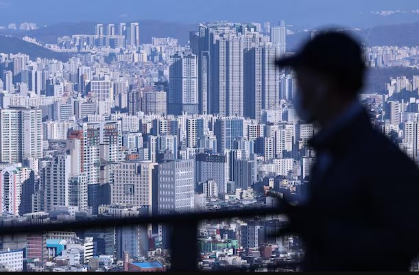 BĐS quá nóng, giá nhà cao gấp 22 lần thu nhập, Hàn Quốc buộc phải giữ nguyên lãi suất, đích thân Tổng thống phải lên tiếng- Ảnh 1. BĐS quá nóng, giá nhà cao gấp 22 lần thu nhập, Hàn Quốc buộc phải giữ nguyên lãi suất, đích thân Tổng thống phải lên tiếng- Ảnh 1.