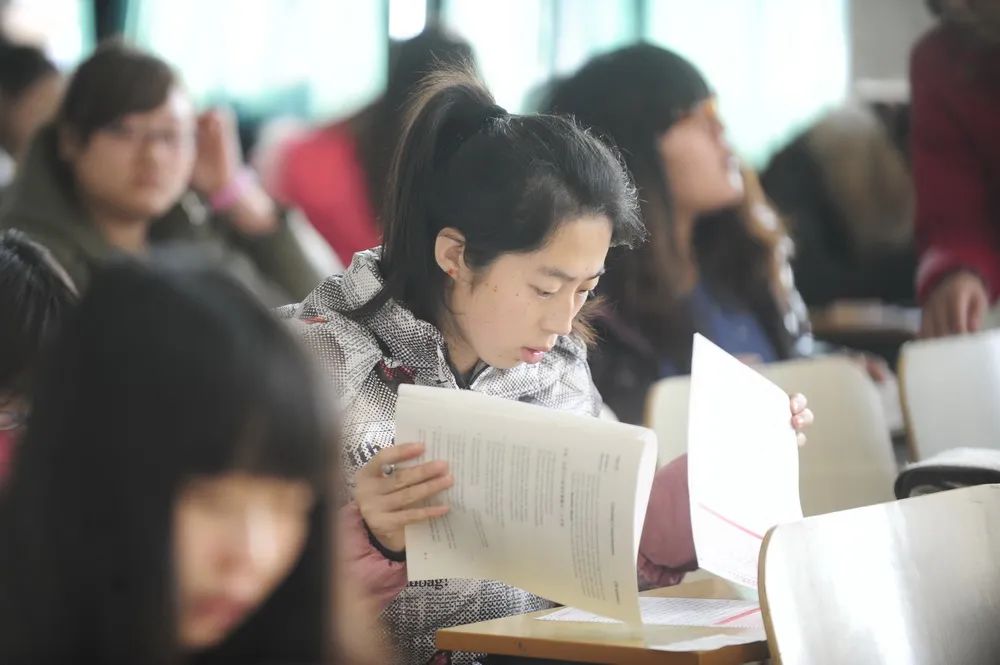 Nữ sinh mời bạn đi ăn hết 74 triệu, người cha đến nơi thì bật khóc: "Đây là học phí 1 năm của em trai con!"- Ảnh 3.