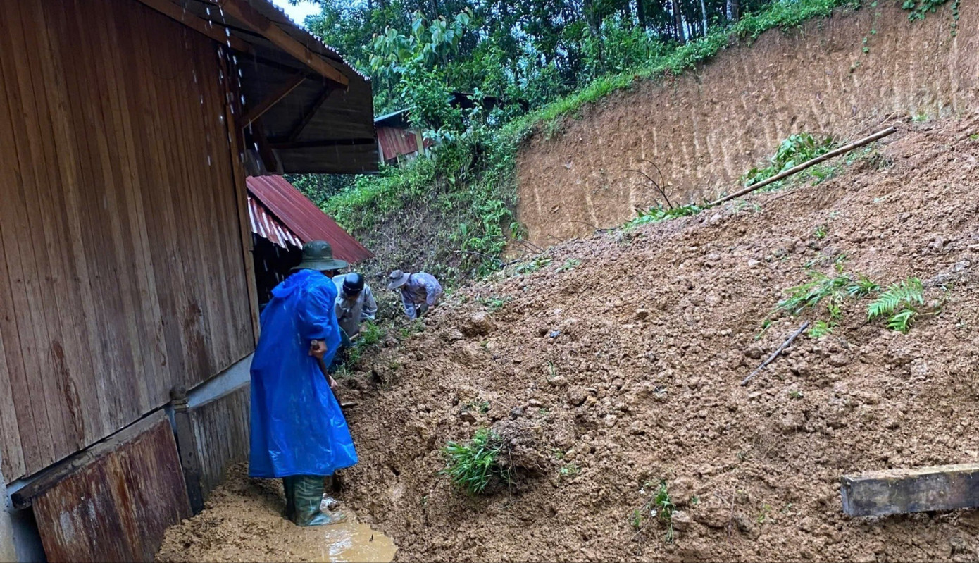 Sạt lở, hàng tấn đất đá đổ ập vùi nửa xe tải, tài xế thoát chết trong gang tấc- Ảnh 3. Sạt lở, hàng tấn đất đá đổ ập vùi nửa xe tải, tài xế thoát chết trong gang tấc- Ảnh 3.