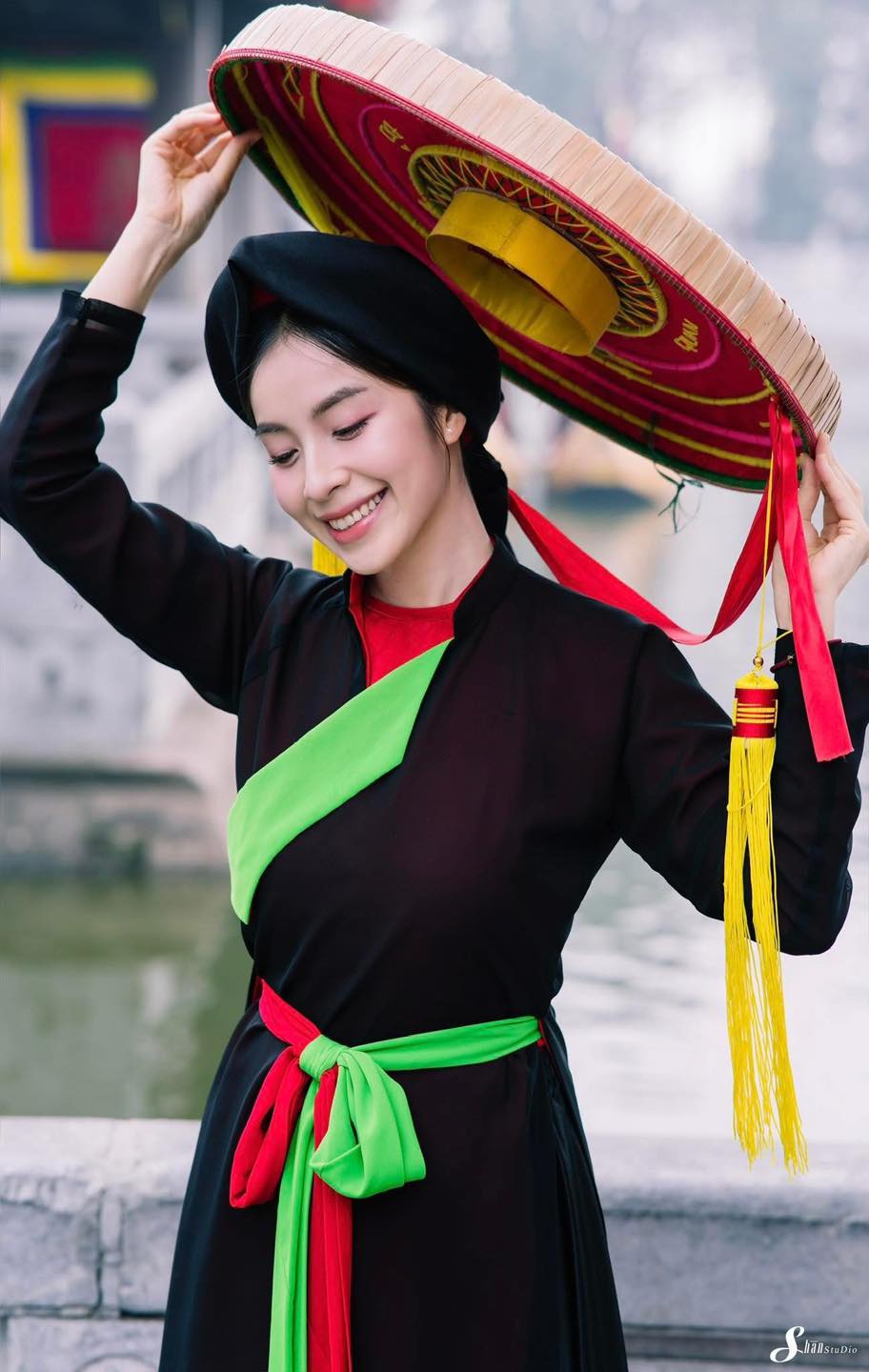 Cả MXH phẫn nộ: Đồ truyền thống bị nhóm người trẻ biến tấu quá phản cảm!- Ảnh 5. Cả MXH phẫn nộ: Đồ truyền thống bị nhóm người trẻ biến tấu quá phản cảm!- Ảnh 5.