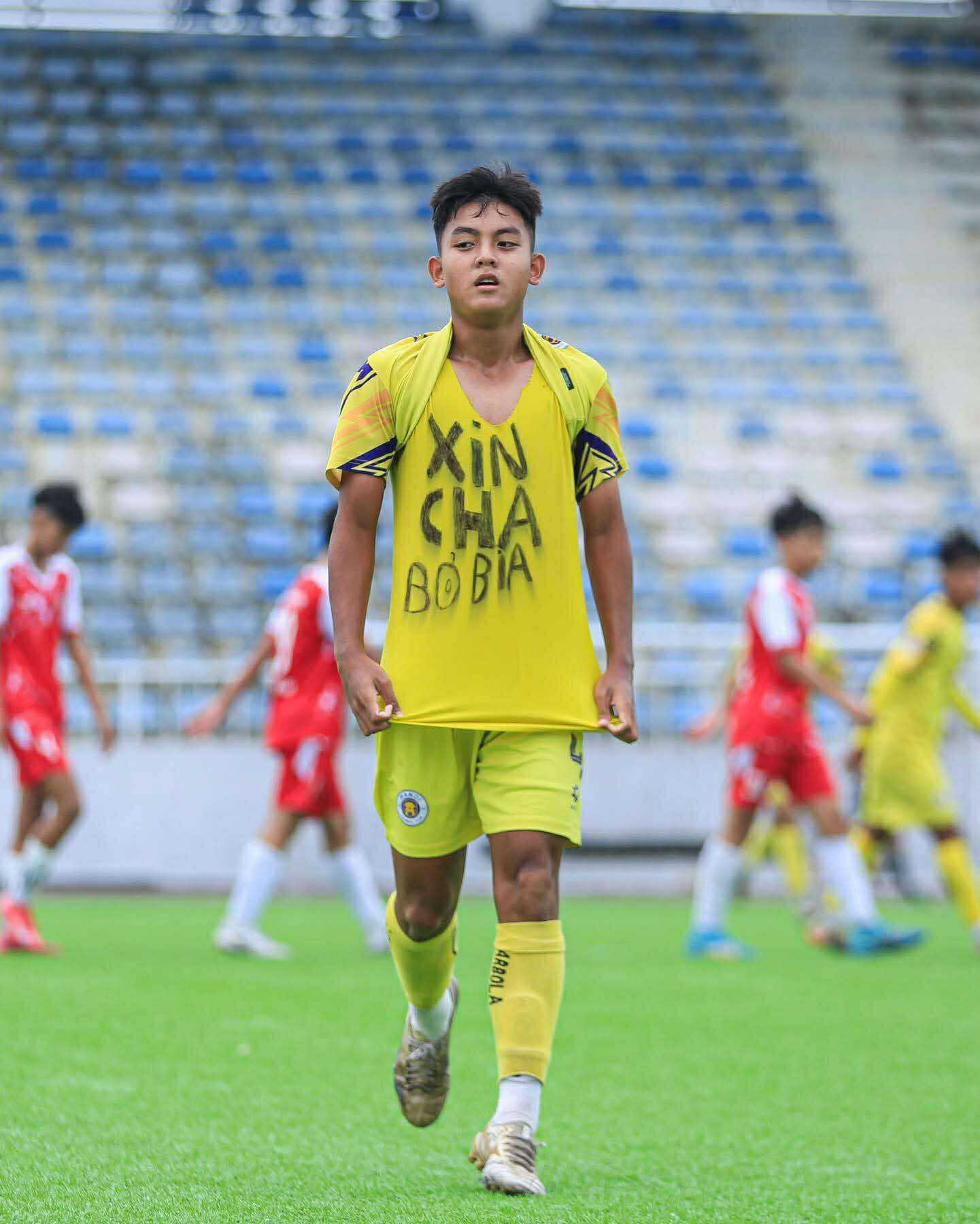Cầu thủ U14 với khoảnh khắc ăn mừng bàn thắng nghẹn lòng:  Cầu thủ U14 với khoảnh khắc ăn mừng bàn thắng nghẹn lòng: