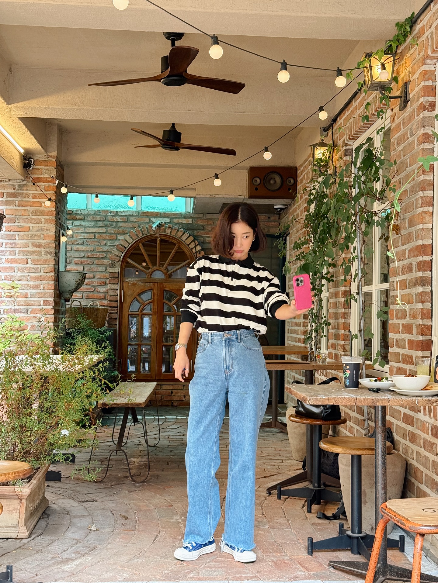 Tìm ra mẫu quần jeans hoàn hảo nhất cho phụ nữ trên 40 tuổi: Mặc lên gọn dáng, chuẩn thanh lịch- Ảnh 3. Tìm ra mẫu quần jeans hoàn hảo nhất cho phụ nữ trên 40 tuổi: Mặc lên gọn dáng, chuẩn thanh lịch- Ảnh 3.