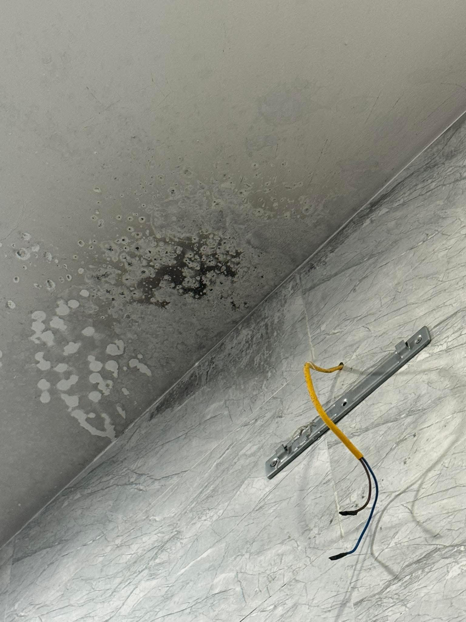 Đèn sưởi trong nhà tắm bốc cháy: Người mẹ tá hỏa ôm con chạy thoát, nhanh trí làm 1 việc ngay lập tức- Ảnh 3.