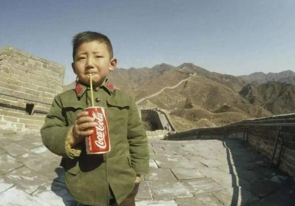 "Cậu bé Trung Quốc đầu tiên uống Coca-Cola" bây giờ ra sao?- Ảnh 1. "Cậu bé Trung Quốc đầu tiên uống Coca-Cola" bây giờ ra sao?- Ảnh 1.