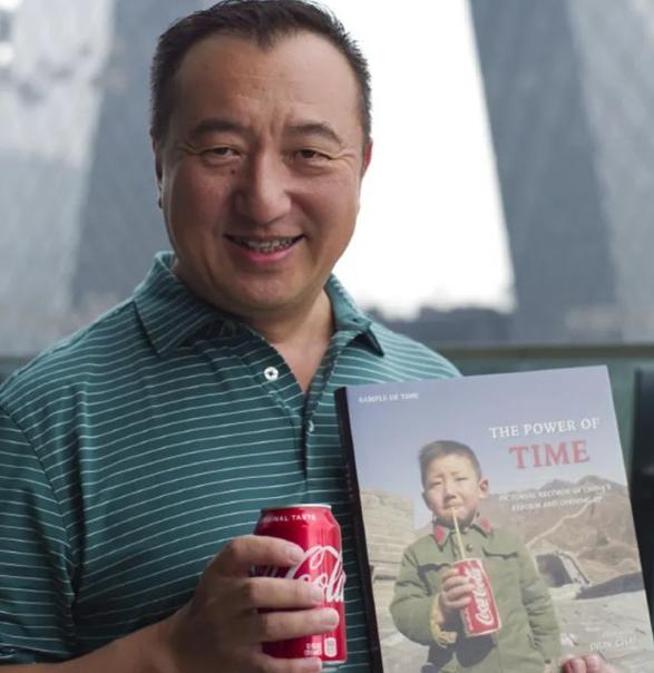 "Cậu bé Trung Quốc đầu tiên uống Coca-Cola" bây giờ ra sao?- Ảnh 4. "Cậu bé Trung Quốc đầu tiên uống Coca-Cola" bây giờ ra sao?- Ảnh 4.