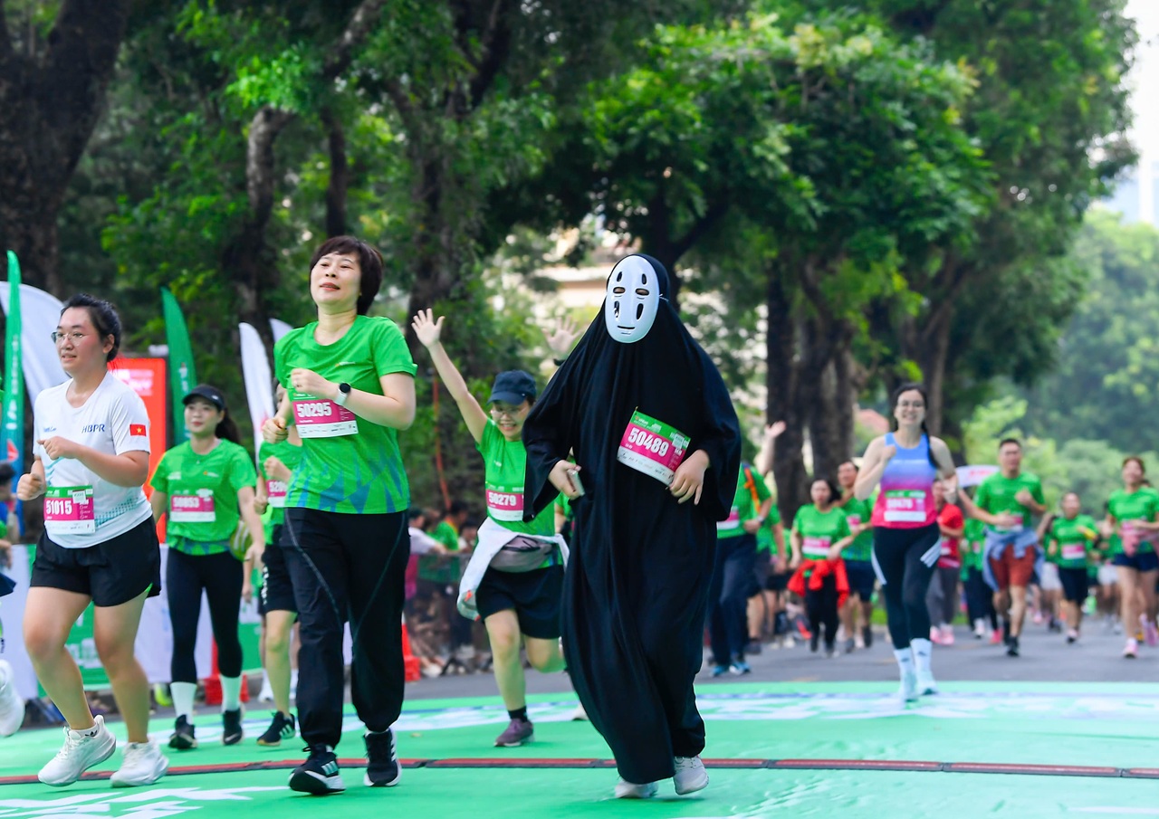 Sắc màu sáng tạo trên đường chạy VPBank Hanoi International Marathon 2025: Khi mỗi runner là một câu chuyện- Ảnh 2.