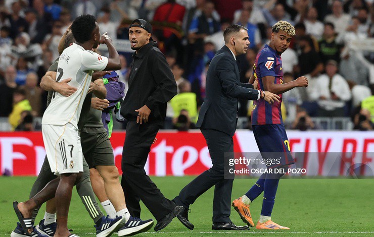 Yamal và Vinícius tranh cãi từ trong sân