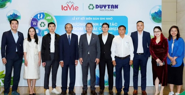 Midu và gia đình Chủ tịch Nhựa tái chế Duy Tân lộ bức ảnh chưa từng thấy- Ảnh 6. Midu và gia đình Chủ tịch Nhựa tái chế Duy Tân lộ bức ảnh chưa từng thấy- Ảnh 6.