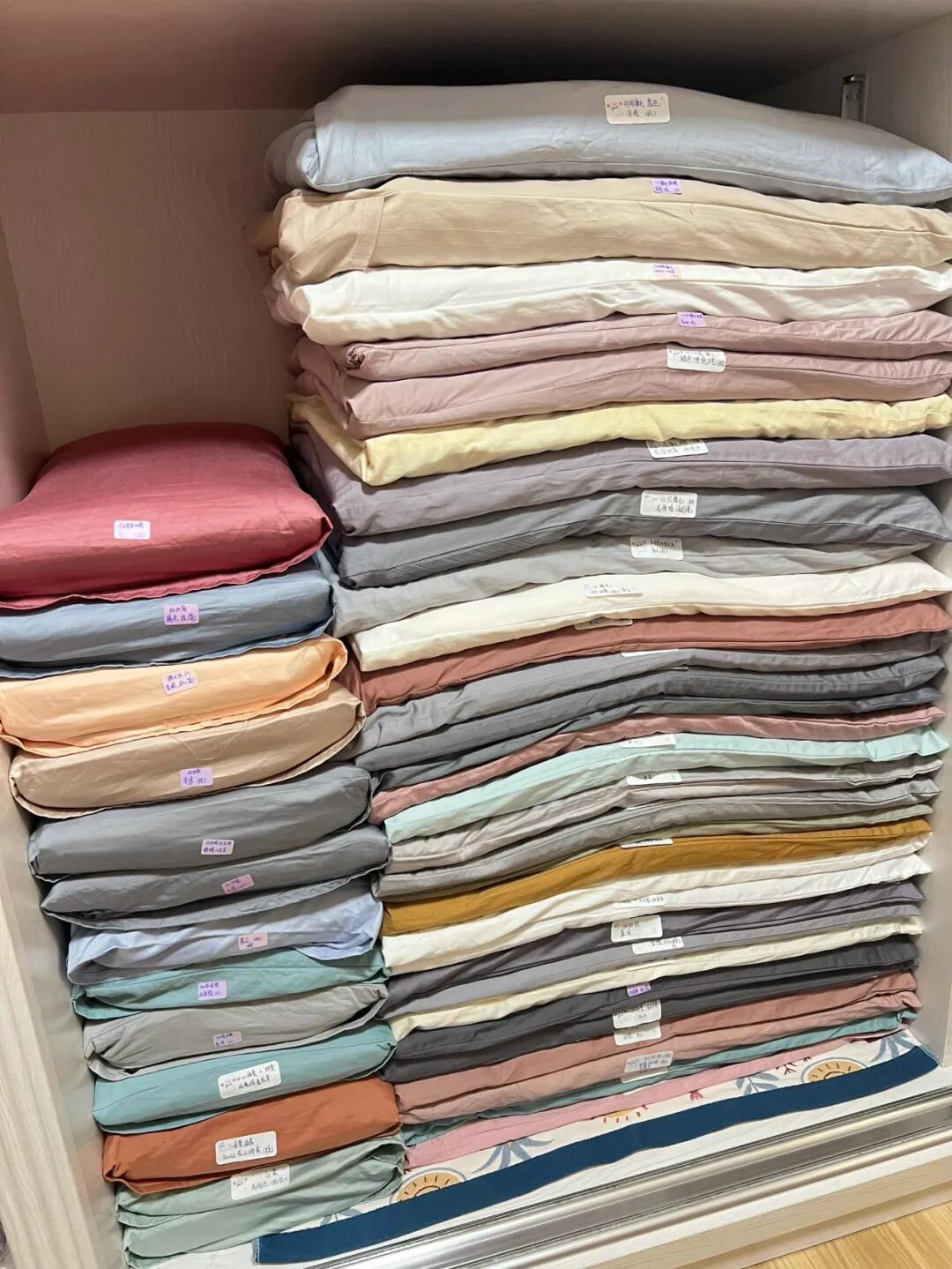 C&aacute;ch cất đồ trong tủ của phụ nữ trung ni&ecirc;n khiến t&ocirc;i phải thốt l&ecirc;n: Sao họ th&ocirc;ng minh thế!- Ảnh 1.