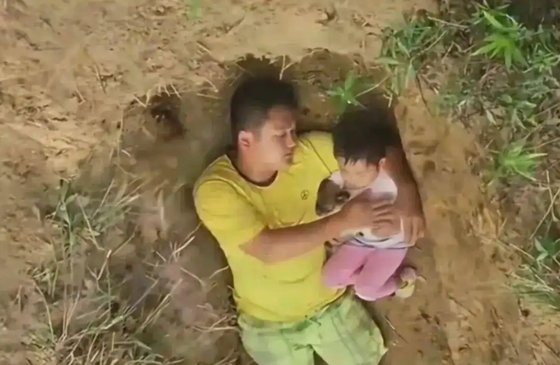 Con gái 2 tuổi mắc bệnh tan máu, người cha nghèo cùng quẫn đào huyệt mộ nằm với con mỗi ngày để "con ra đi không sợ hãi"- Ảnh 2. Con gái 2 tuổi mắc bệnh tan máu, người cha nghèo cùng quẫn đào huyệt mộ nằm với con mỗi ngày để "con ra đi không sợ hãi"- Ảnh 2.