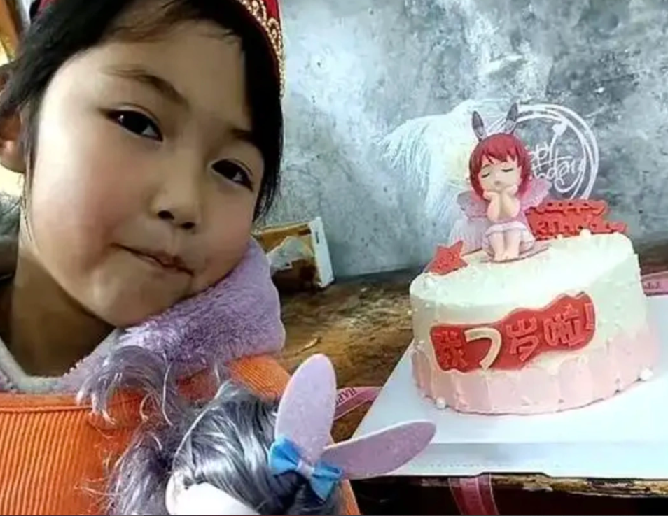 Con gái 2 tuổi mắc bệnh tan máu, người cha nghèo cùng quẫn đào huyệt mộ nằm với con mỗi ngày để "con ra đi không sợ hãi"- Ảnh 3. Con gái 2 tuổi mắc bệnh tan máu, người cha nghèo cùng quẫn đào huyệt mộ nằm với con mỗi ngày để "con ra đi không sợ hãi"- Ảnh 3.