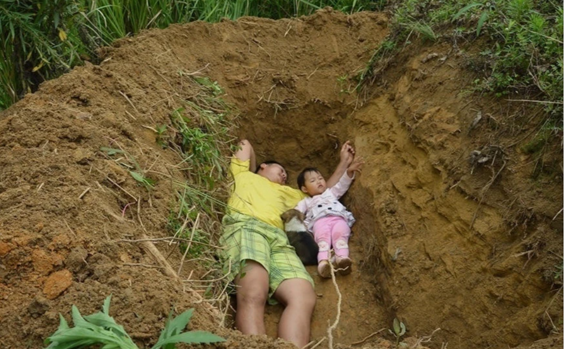 Con gái 2 tuổi mắc bệnh tan máu, người cha nghèo cùng quẫn đào huyệt mộ nằm với con mỗi ngày để "con ra đi không sợ hãi"- Ảnh 1. Con gái 2 tuổi mắc bệnh tan máu, người cha nghèo cùng quẫn đào huyệt mộ nằm với con mỗi ngày để "con ra đi không sợ hãi"- Ảnh 1.
