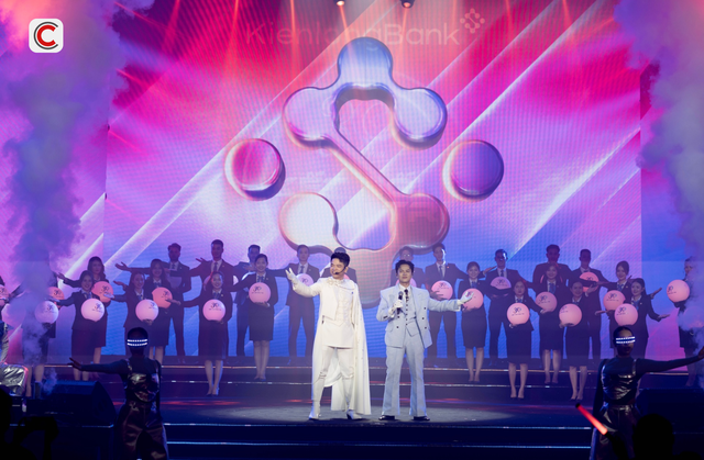 Những lần cầm mic g&acirc;y b&atilde;o của c&aacute;c sếp lớn: Chủ tịch KienlongBank "đu d&acirc;y" biểu diễn, Chủ tịch ACB, CEO 8X MB h&aacute;t loạt hit của Tăng Duy T&acirc;n, Hồ Ngọc H&agrave;- Ảnh 1.