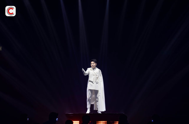 Những lần cầm mic g&acirc;y b&atilde;o của c&aacute;c sếp lớn: Chủ tịch KienlongBank "đu d&acirc;y" biểu diễn, Chủ tịch ACB, CEO 8X MB h&aacute;t loạt hit của Tăng Duy T&acirc;n, Hồ Ngọc H&agrave;- Ảnh 2.