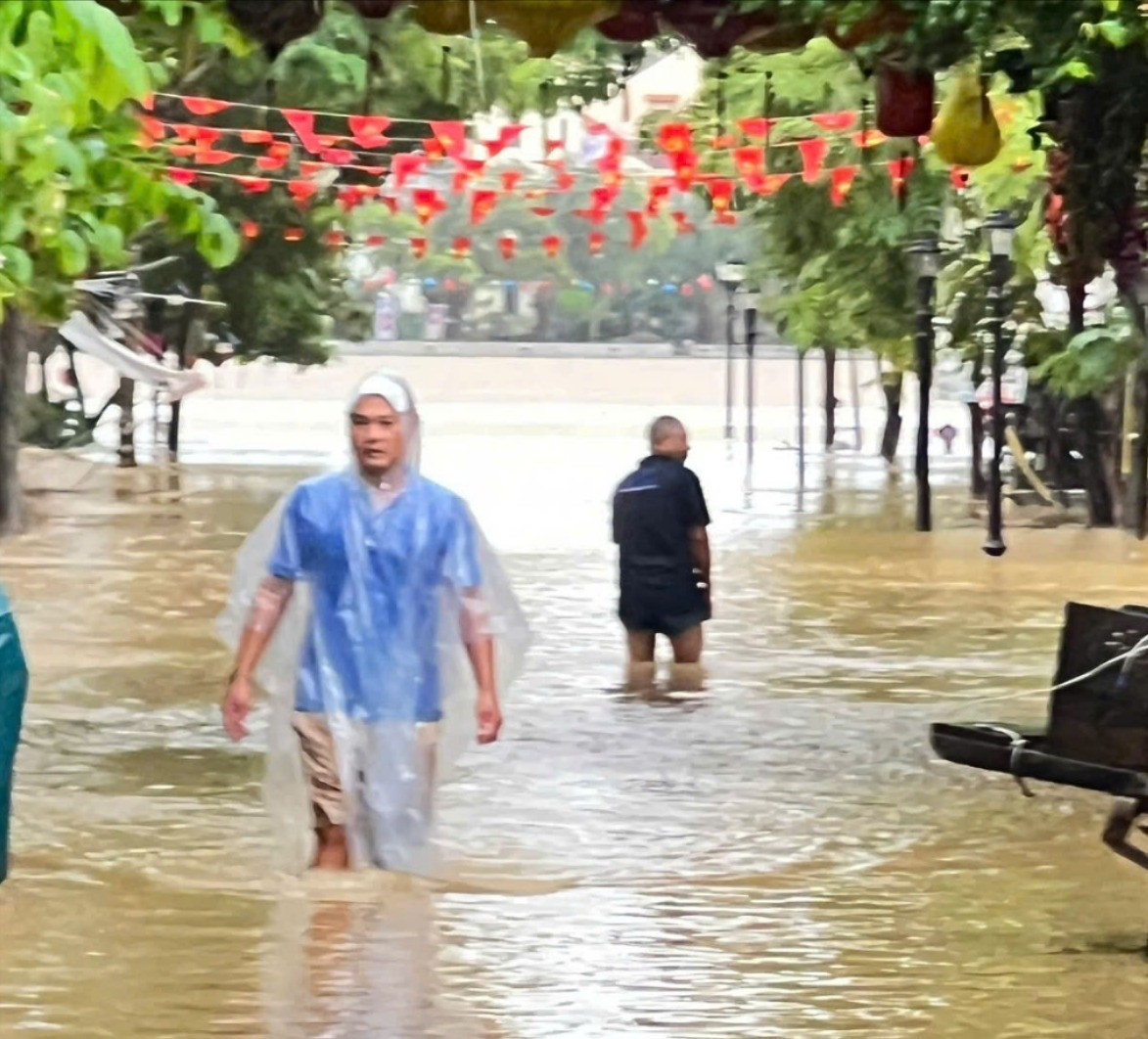 Phố cổ Hội An mênh mông nước, người dân và du khách di chuyển bằng thuyền- Ảnh 9. Phố cổ Hội An mênh mông nước, người dân và du khách di chuyển bằng thuyền- Ảnh 9.