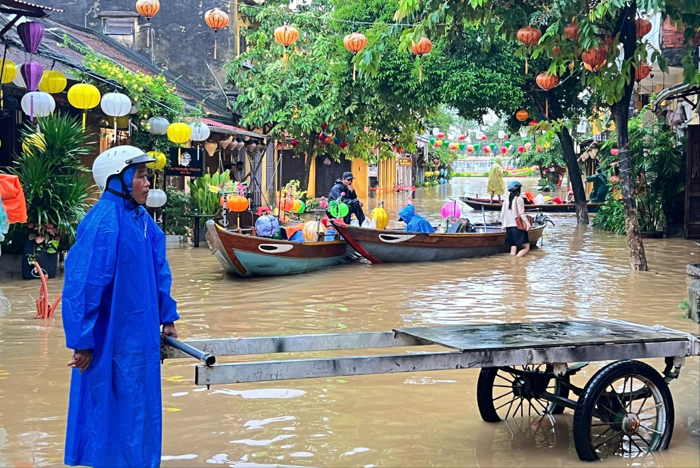 Phố cổ Hội An mênh mông nước, người dân và du khách di chuyển bằng thuyền- Ảnh 10. Phố cổ Hội An mênh mông nước, người dân và du khách di chuyển bằng thuyền- Ảnh 10.