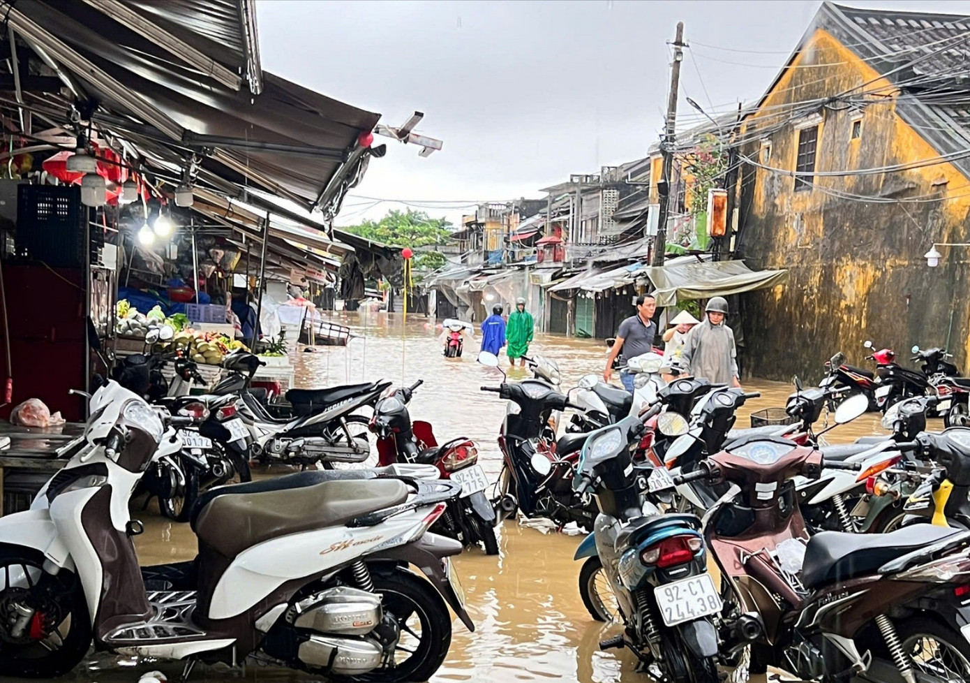 Phố cổ Hội An mênh mông nước, người dân và du khách di chuyển bằng thuyền- Ảnh 11. Phố cổ Hội An mênh mông nước, người dân và du khách di chuyển bằng thuyền- Ảnh 11.