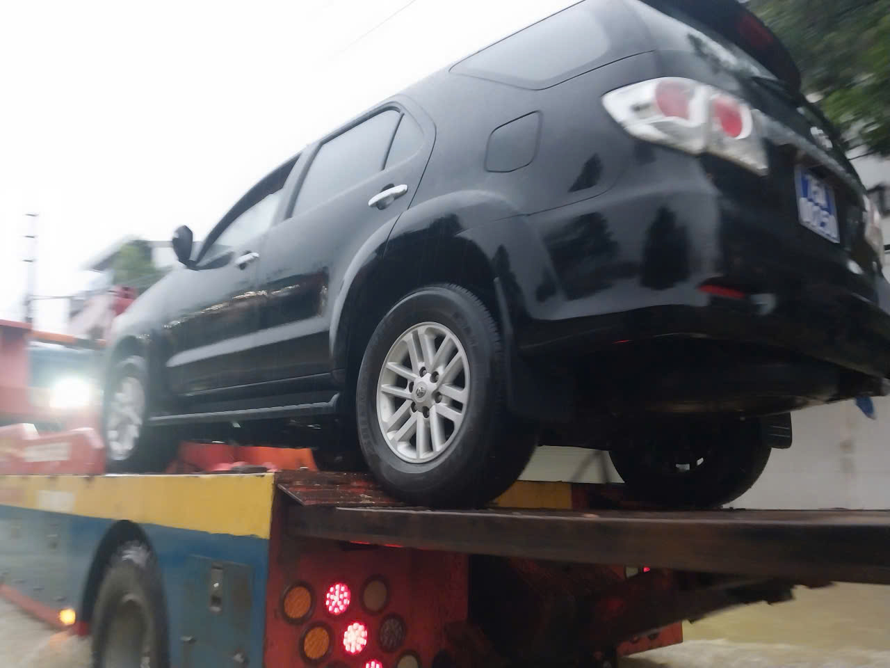TP Huế: Các tuyến phố mênh mông nước; giao thông nhiều đoạn gần như tê liệt- Ảnh 5. TP Huế: Các tuyến phố mênh mông nước; giao thông nhiều đoạn gần như tê liệt- Ảnh 5.