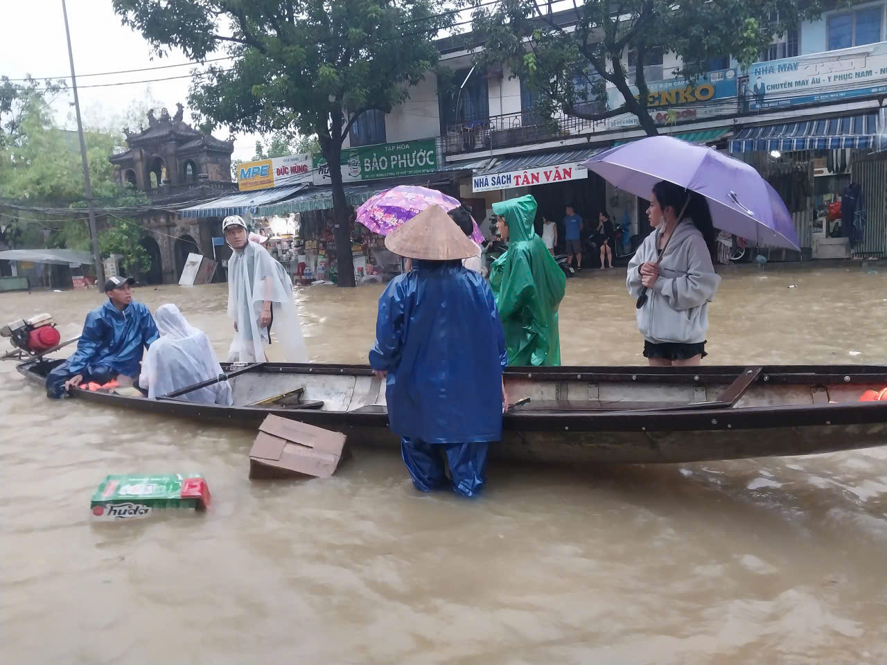 TP Huế: Các tuyến phố mênh mông nước; giao thông nhiều đoạn gần như tê liệt- Ảnh 13. TP Huế: Các tuyến phố mênh mông nước; giao thông nhiều đoạn gần như tê liệt- Ảnh 13.