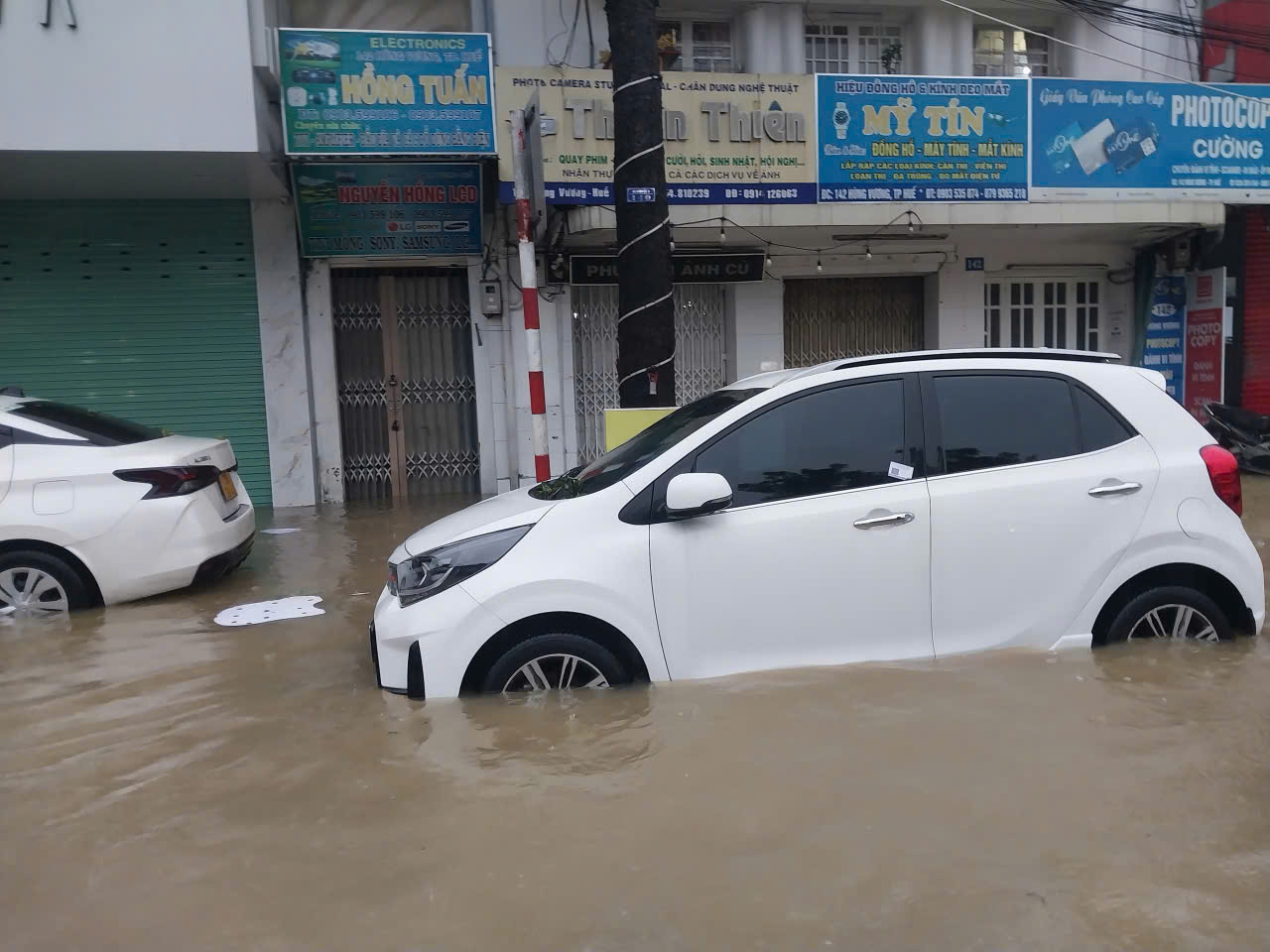 TP Huế: Các tuyến phố mênh mông nước; giao thông nhiều đoạn gần như tê liệt- Ảnh 6. TP Huế: Các tuyến phố mênh mông nước; giao thông nhiều đoạn gần như tê liệt- Ảnh 6.