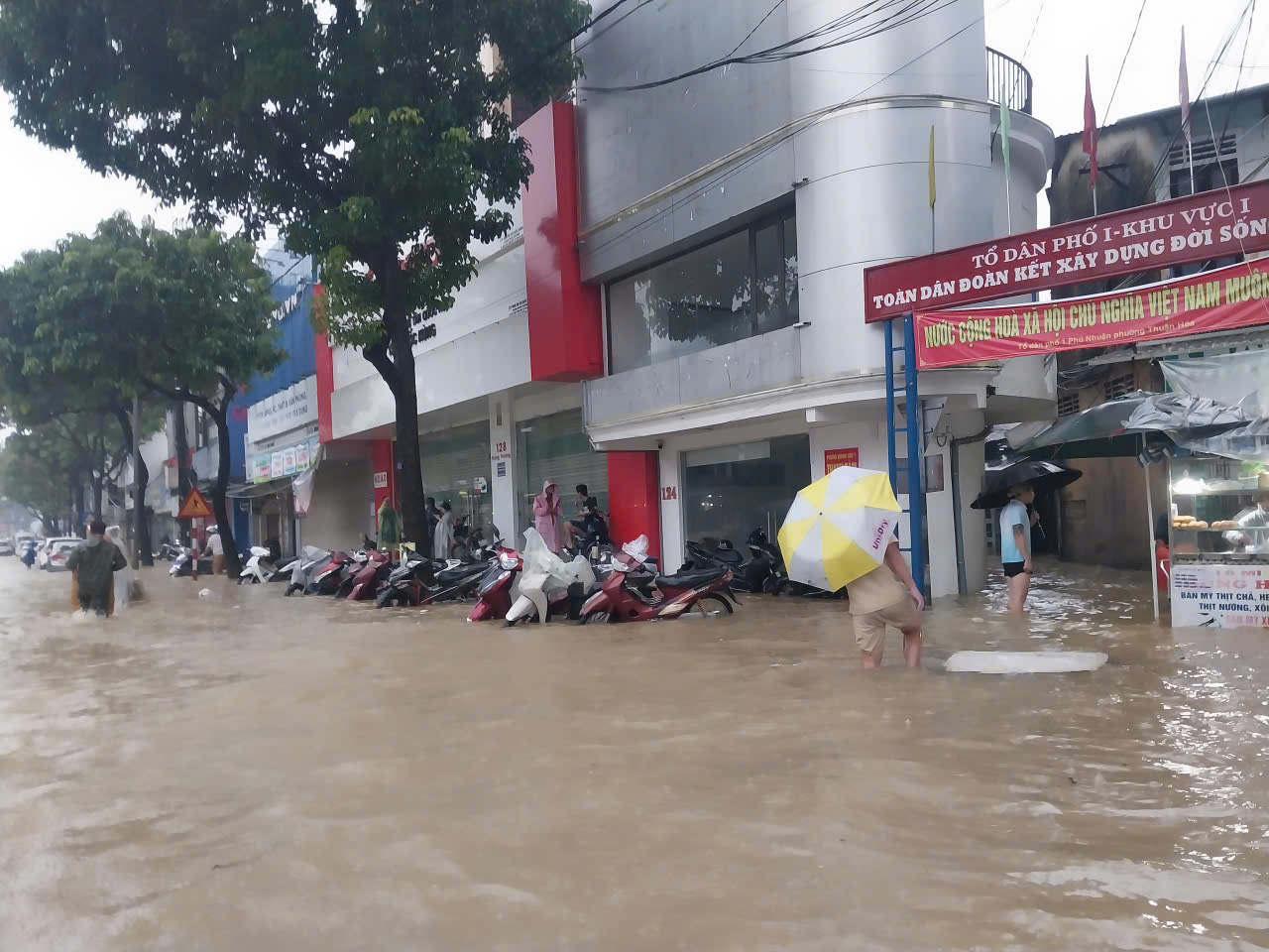 TP Huế: Các tuyến phố mênh mông nước; giao thông nhiều đoạn gần như tê liệt- Ảnh 8. TP Huế: Các tuyến phố mênh mông nước; giao thông nhiều đoạn gần như tê liệt- Ảnh 8.