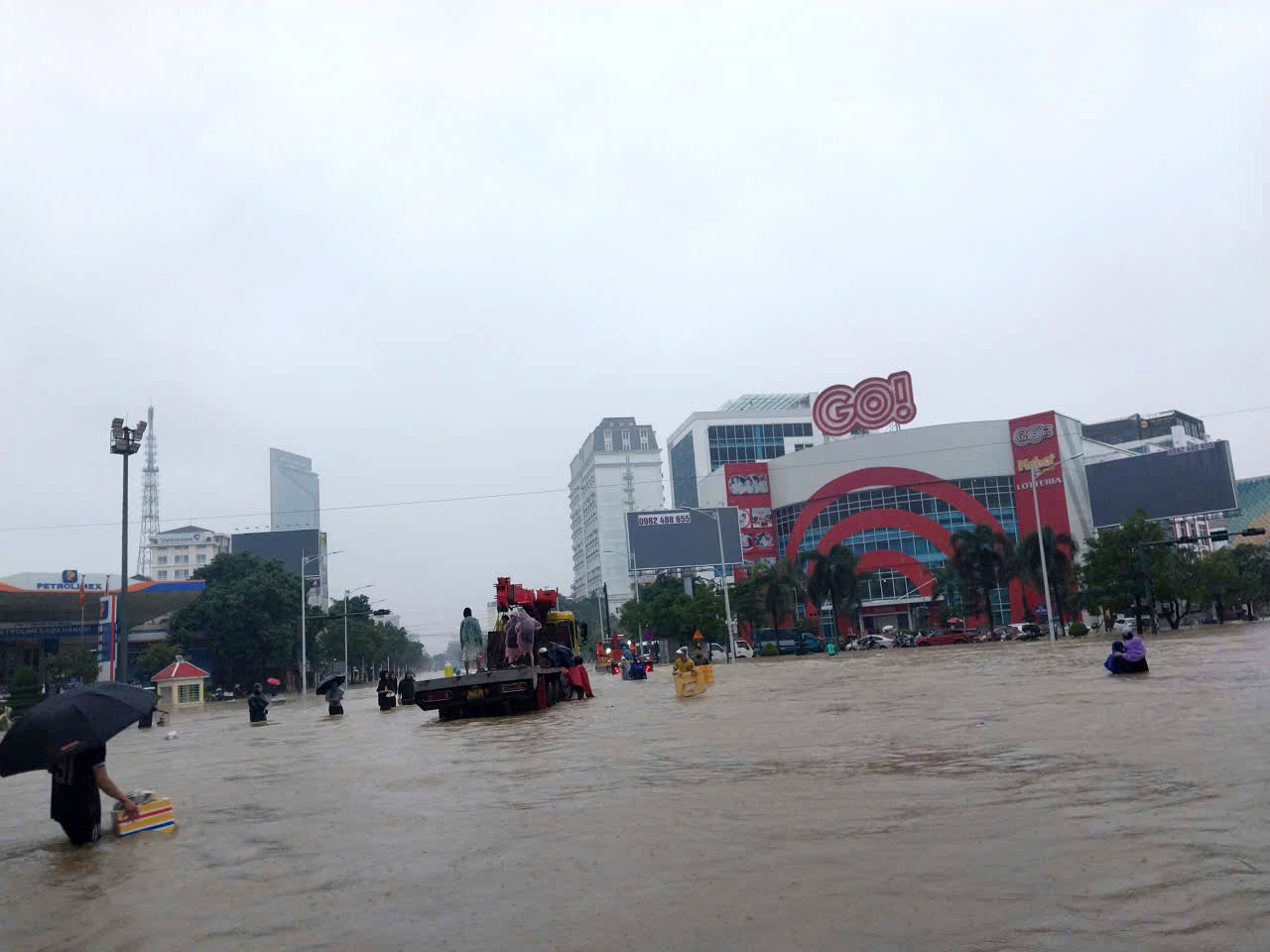 TP Huế: Các tuyến phố mênh mông nước; giao thông nhiều đoạn gần như tê liệt- Ảnh 9. TP Huế: Các tuyến phố mênh mông nước; giao thông nhiều đoạn gần như tê liệt- Ảnh 9.