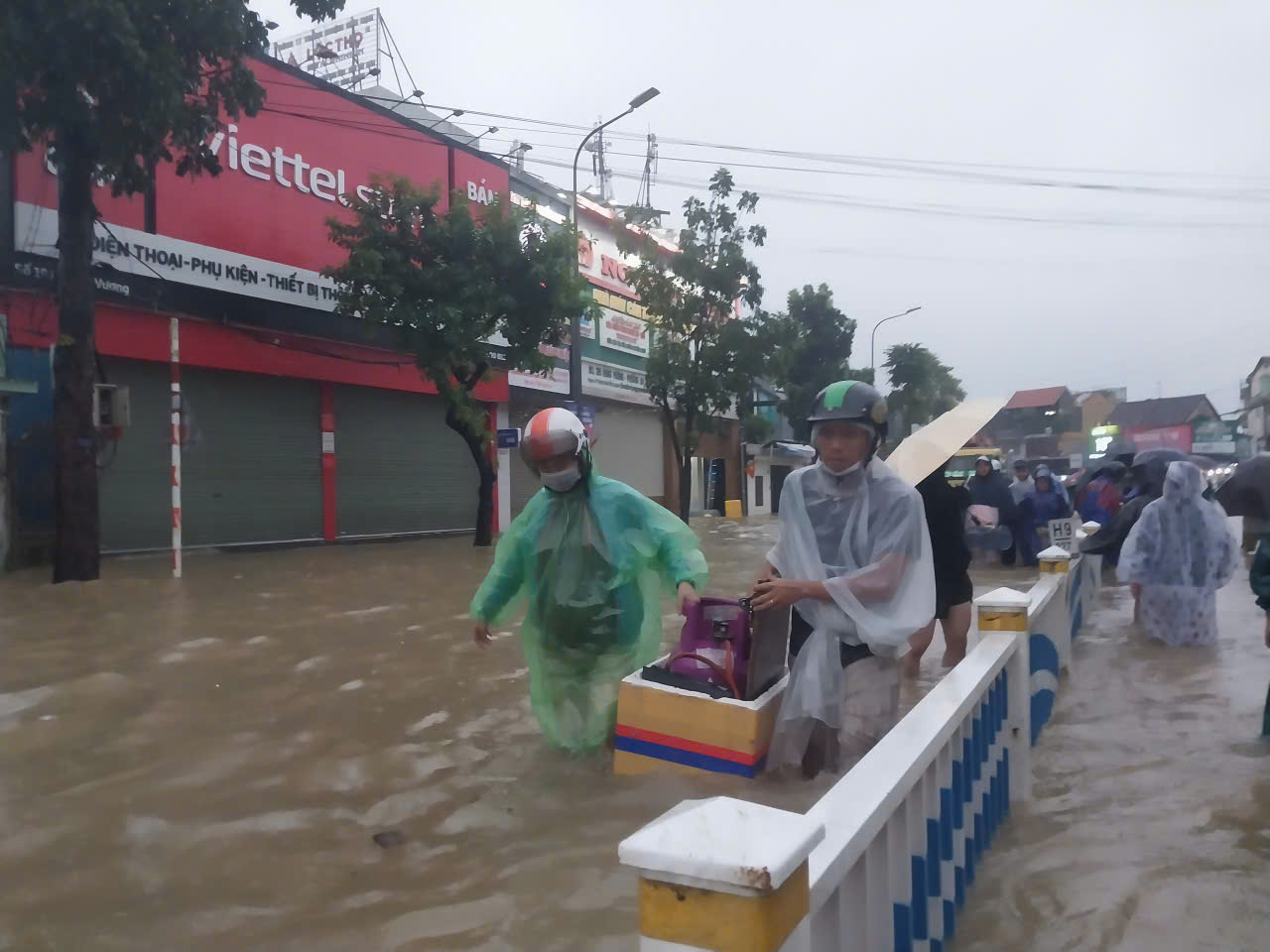 TP Huế: Các tuyến phố mênh mông nước; giao thông nhiều đoạn gần như tê liệt- Ảnh 11. TP Huế: Các tuyến phố mênh mông nước; giao thông nhiều đoạn gần như tê liệt- Ảnh 11.