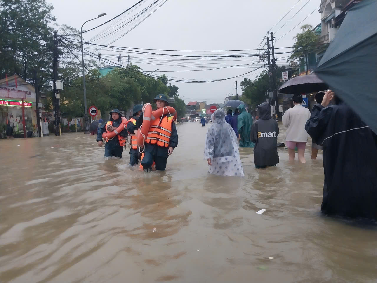 TP Huế: Các tuyến phố mênh mông nước; giao thông nhiều đoạn gần như tê liệt- Ảnh 12. TP Huế: Các tuyến phố mênh mông nước; giao thông nhiều đoạn gần như tê liệt- Ảnh 12.
