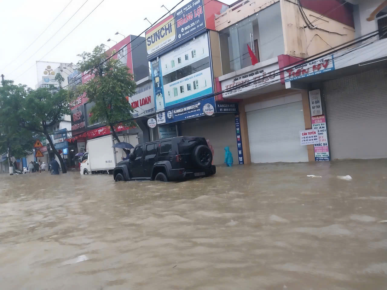 TP Huế: Các tuyến phố mênh mông nước; giao thông nhiều đoạn gần như tê liệt- Ảnh 7. TP Huế: Các tuyến phố mênh mông nước; giao thông nhiều đoạn gần như tê liệt- Ảnh 7.