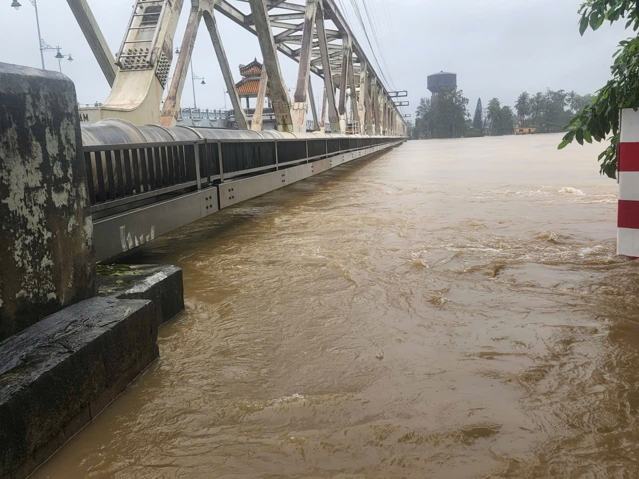 19 toa tàu chở đá giữ cầu Bạch Hổ giữa dòng lũ sông Hương- Ảnh 2. 19 toa tàu chở đá giữ cầu Bạch Hổ giữa dòng lũ sông Hương- Ảnh 2.