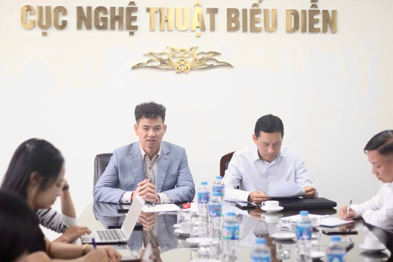 Hoan nghênh TP.HCM hạn chế ca sĩ lệch chuẩn biểu diễn- Ảnh 1. Hoan nghênh TP.HCM hạn chế ca sĩ lệch chuẩn biểu diễn- Ảnh 1.