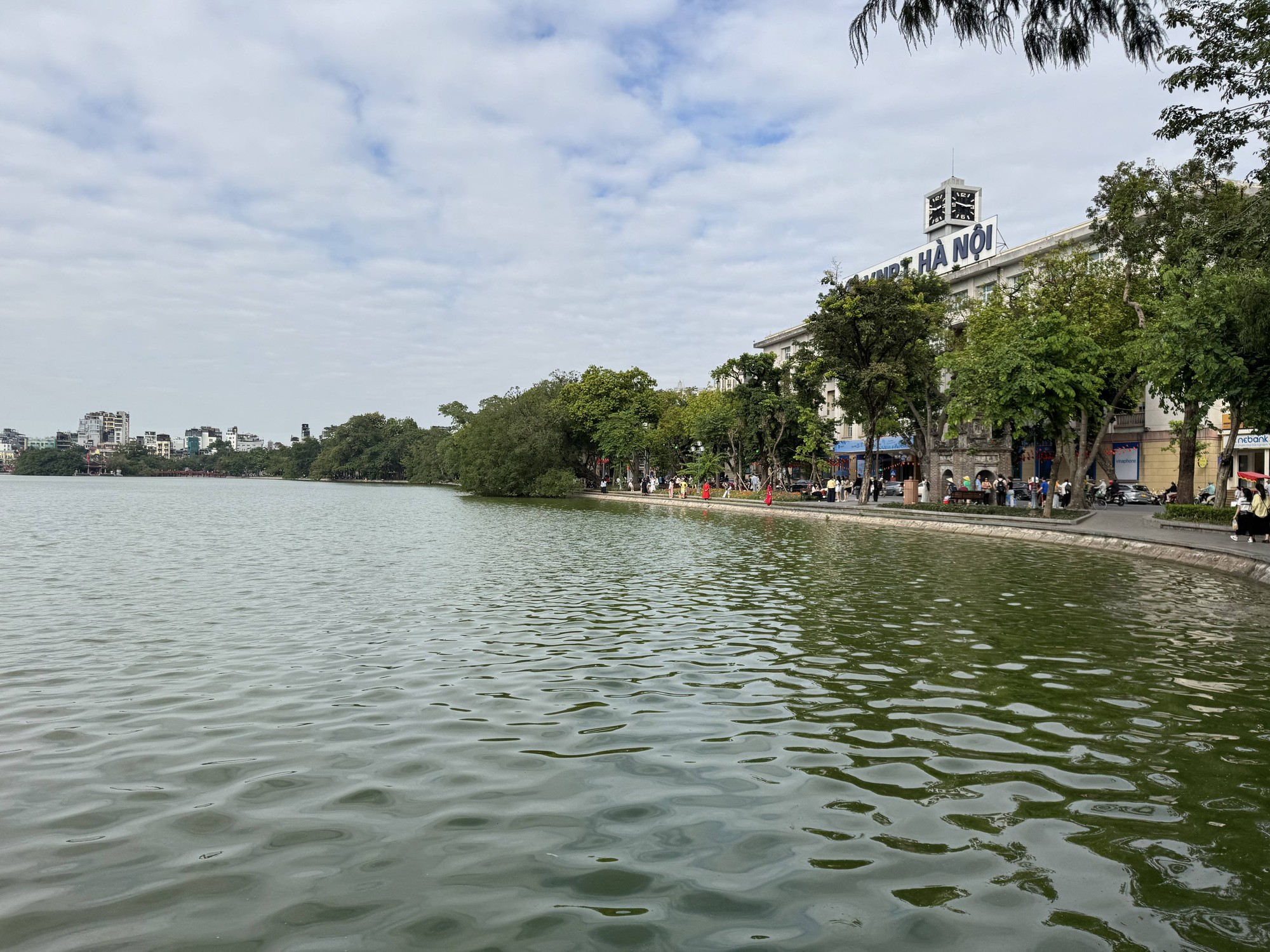 Người dân kể lại điểm lạ vụ cô gái tử vong sau khi lội xuống Hồ Gươm- Ảnh 3. Người dân kể lại điểm lạ vụ cô gái tử vong sau khi lội xuống Hồ Gươm- Ảnh 3.