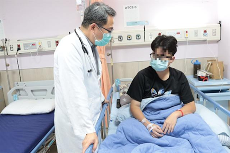 Khám trĩ, chàng trai 22 tuổi phát hiện …