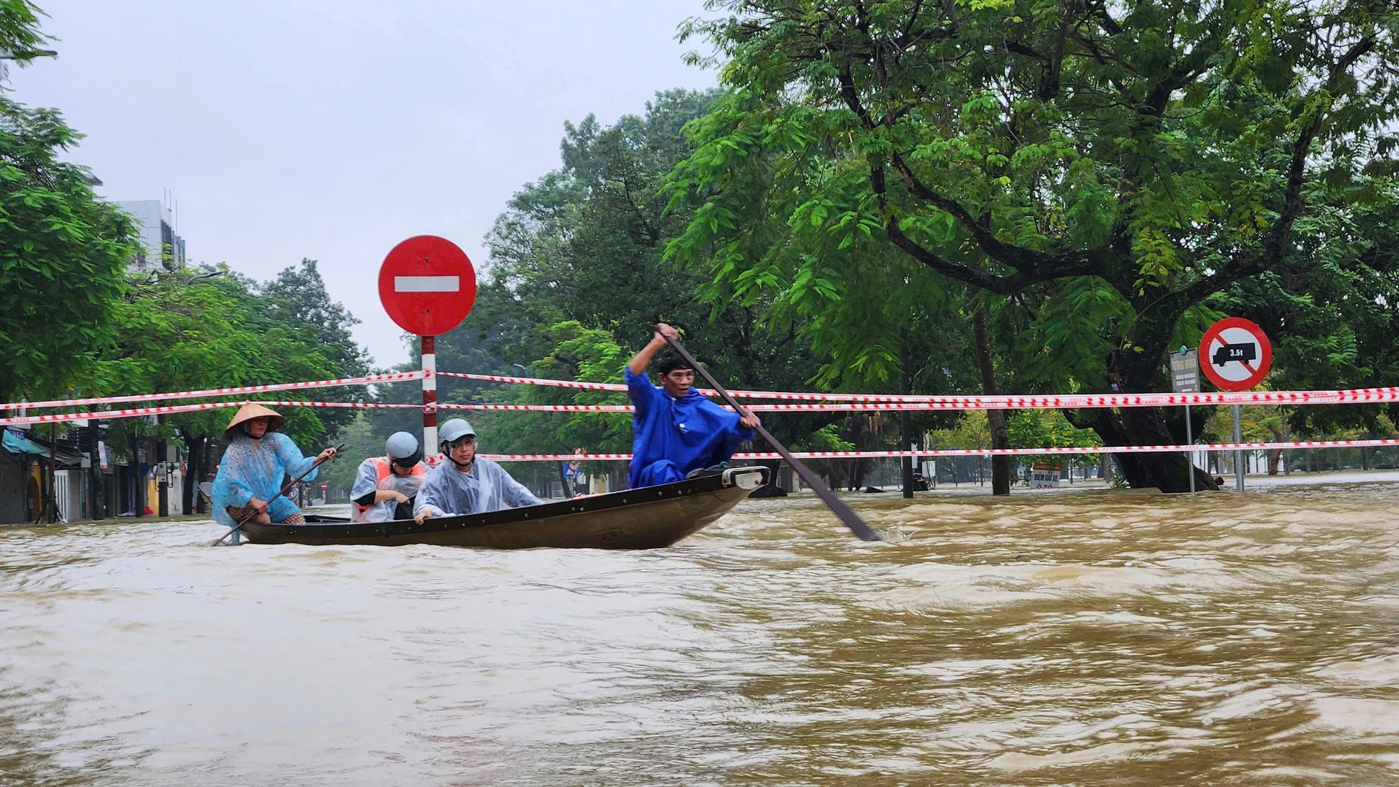Huế oằn mình trong lũ lớn, nhiều di tích ngập sâu- Ảnh 8. Huế oằn mình trong lũ lớn, nhiều di tích ngập sâu- Ảnh 8.