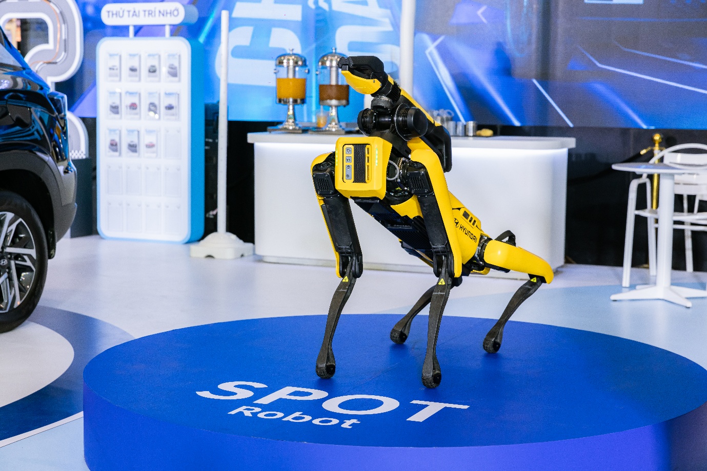 Spot “đổ bộ” TP.HCM: robot công nghệ thông minh mang đến trải nghiệm độc đáo tại Aeon Mall Tân Phú- Ảnh 1. Spot “đổ bộ” TP.HCM: robot công nghệ thông minh mang đến trải nghiệm độc đáo tại Aeon Mall Tân Phú- Ảnh 1.