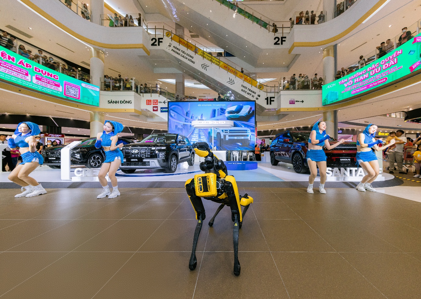 Spot “đổ bộ” TP.HCM: robot công nghệ thông minh mang đến trải nghiệm độc đáo tại Aeon Mall Tân Phú- Ảnh 2. Spot “đổ bộ” TP.HCM: robot công nghệ thông minh mang đến trải nghiệm độc đáo tại Aeon Mall Tân Phú- Ảnh 2.