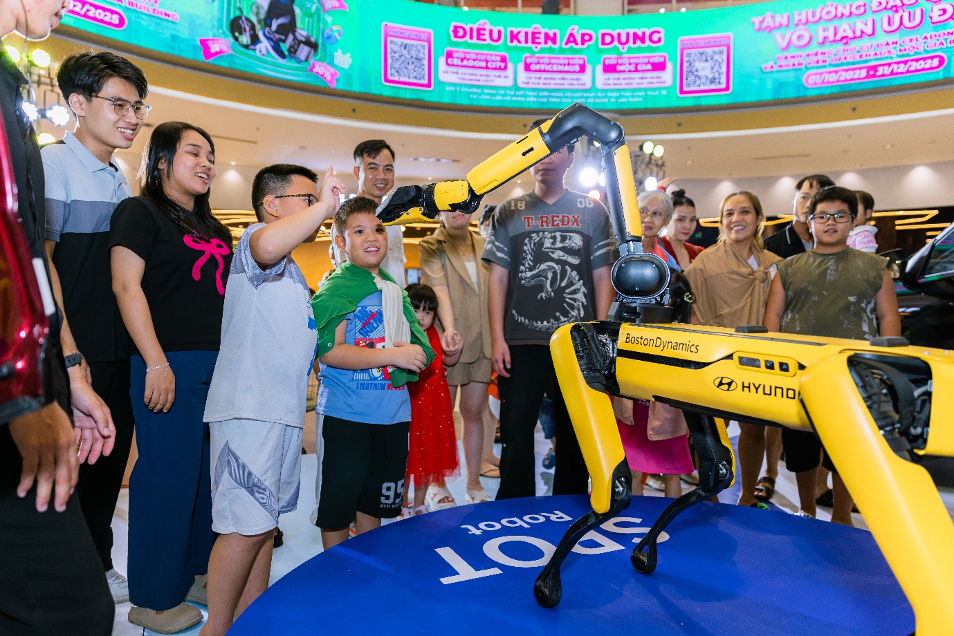 Spot “đổ bộ” TP.HCM: robot công nghệ thông minh mang đến trải nghiệm độc đáo tại Aeon Mall Tân Phú- Ảnh 3. Spot “đổ bộ” TP.HCM: robot công nghệ thông minh mang đến trải nghiệm độc đáo tại Aeon Mall Tân Phú- Ảnh 3.