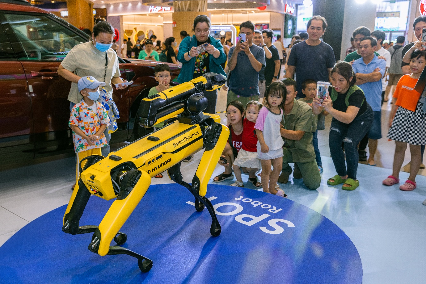Spot “đổ bộ” TP.HCM: robot công nghệ thông minh mang đến trải nghiệm độc đáo tại Aeon Mall Tân Phú- Ảnh 4. Spot “đổ bộ” TP.HCM: robot công nghệ thông minh mang đến trải nghiệm độc đáo tại Aeon Mall Tân Phú- Ảnh 4.