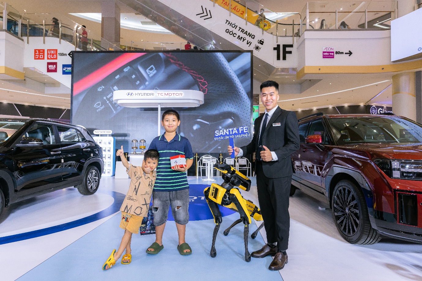 Spot “đổ bộ” TP.HCM: robot công nghệ thông minh mang đến trải nghiệm độc đáo tại Aeon Mall Tân Phú- Ảnh 6. Spot “đổ bộ” TP.HCM: robot công nghệ thông minh mang đến trải nghiệm độc đáo tại Aeon Mall Tân Phú- Ảnh 6.